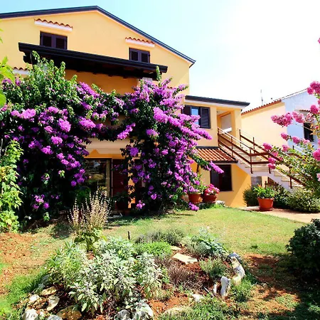 Idyllisches Nur 700 Meter Zum Mit Balkon, Garten, Wifi Poreč