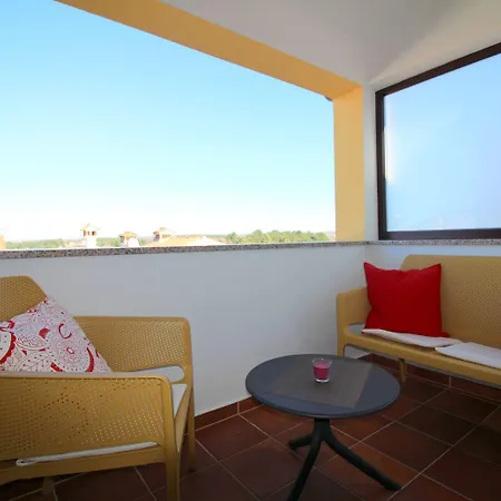 Idyllisches Nur 700 Meter Zum Mit Balkon, Garten, Wifi * Poreč
