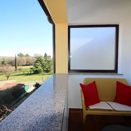 Lejlighed Idyllisches Nur 700 Meter Zum Mit Balkon, Garten, Wifi Poreč